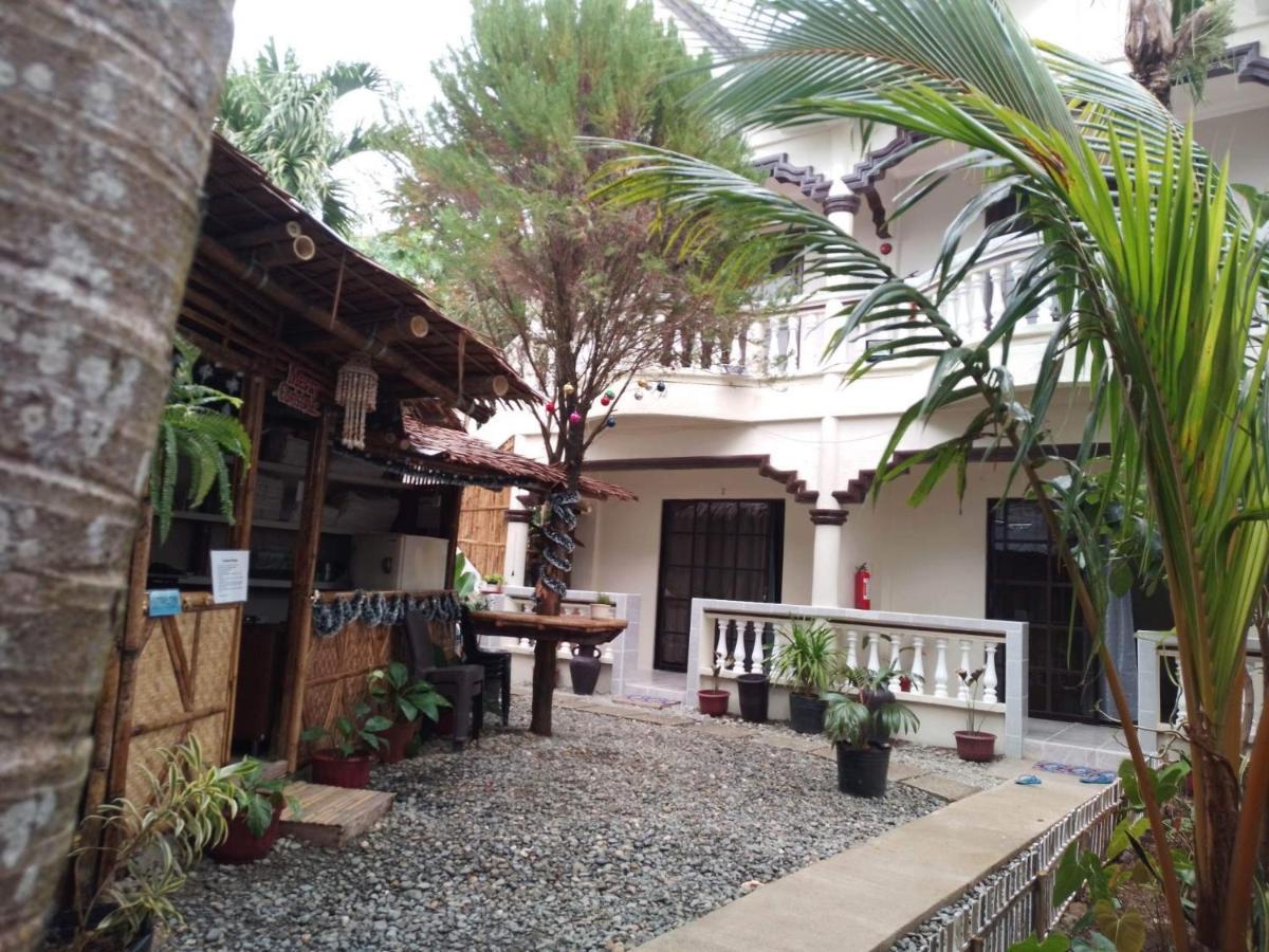 Tresha Lance Apartelle *